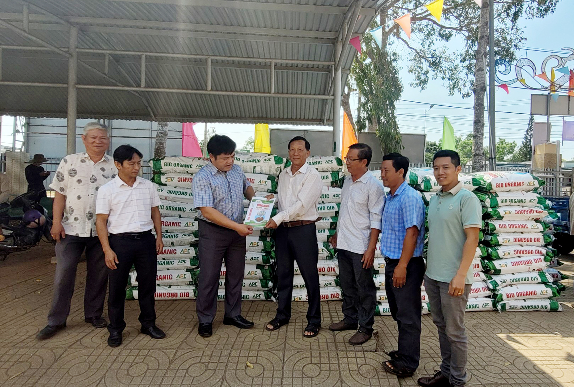 Chi cục Phát triển nông thôn tỉnh bàn giao phân bón cho Công ty TNHH Sản xuất và Xuất nhập khẩu Nón Lá và HTX cacao Châu Đức