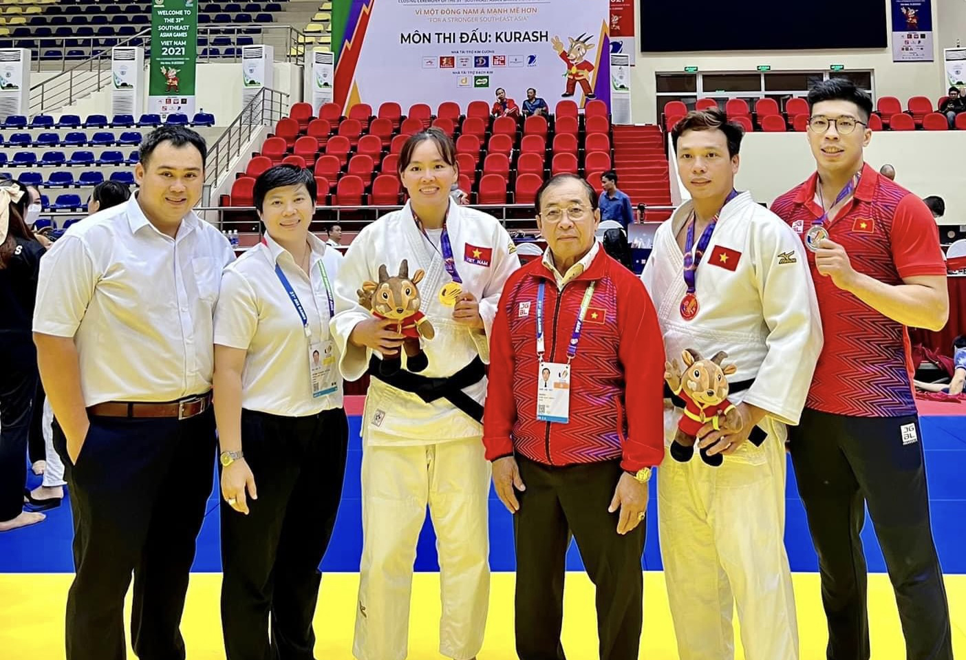 HLV Trần Văn Tươi ( thứ 3 từ phải qua) cùng đội tuyển Judo Bà Rịa - Vũng Tàu tham dự SEA Games 31.