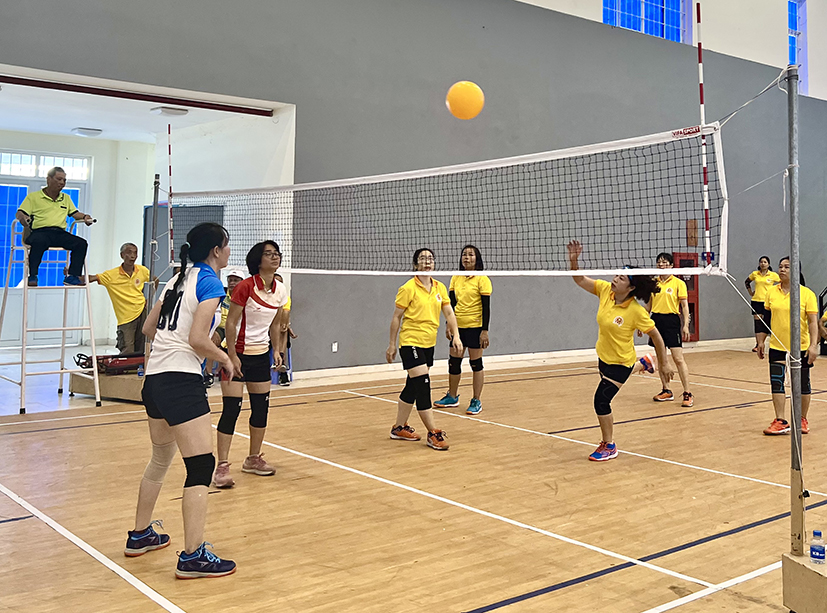 Các đội bóng chuyền hơi nữ thi đấu tại giải.