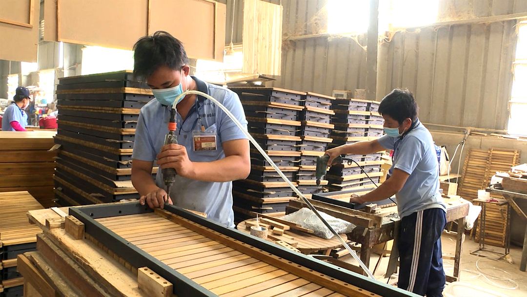 Sản xuất đồ gỗ nội thất tại Công ty TNHH Forimex Thịnh Hoàng (TX. Phú Mỹ).