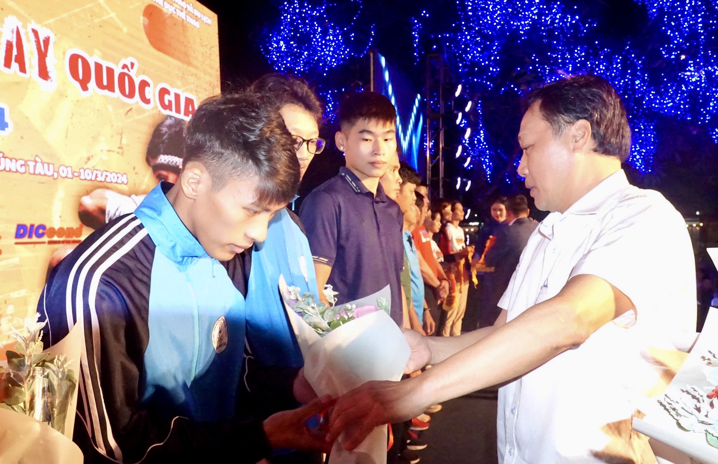 BTC trao hoa và cờ cho các đội tham dự giải.