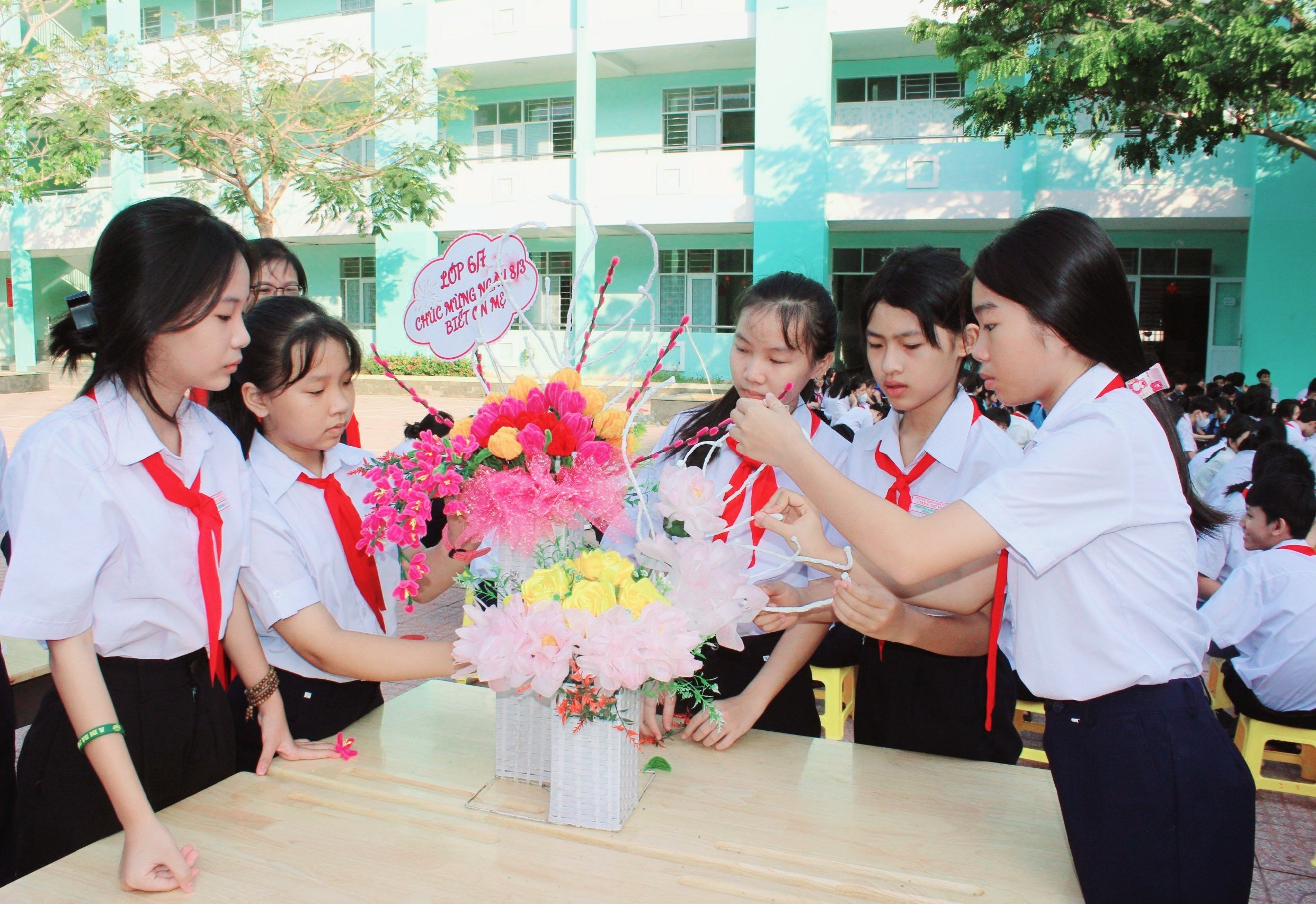 Các em HS thi cắm hoa handmade.
