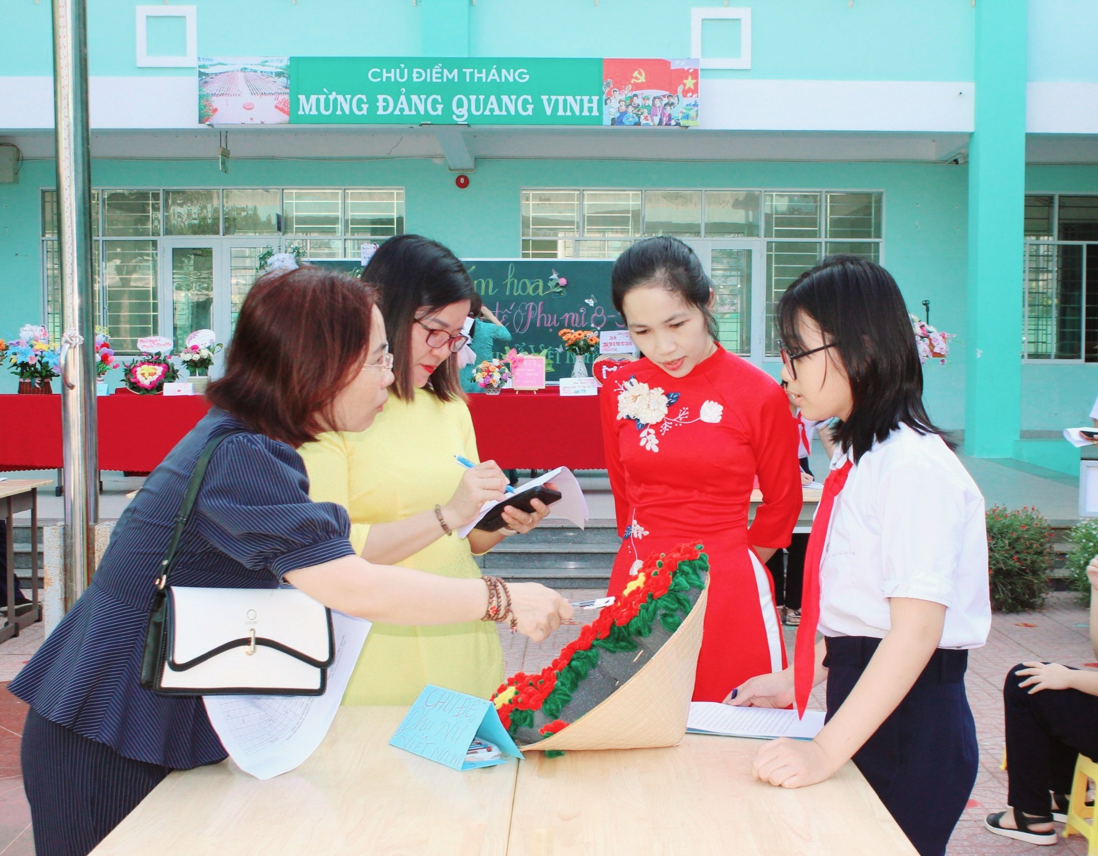 Ban Giám khảo đánh giá, chấm điểm các sản phẩm dự thi.