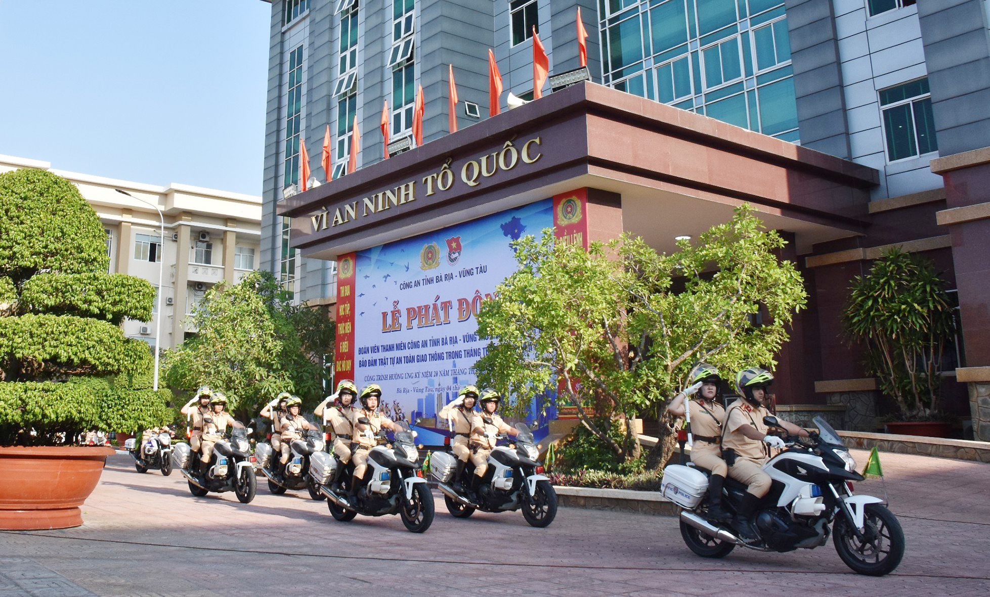 Lực lượng đoàn viên, thanh niên Công an tỉnh ra quân thực hiện công tác bảo đảm TTATGT trong tháng thanh niên . 