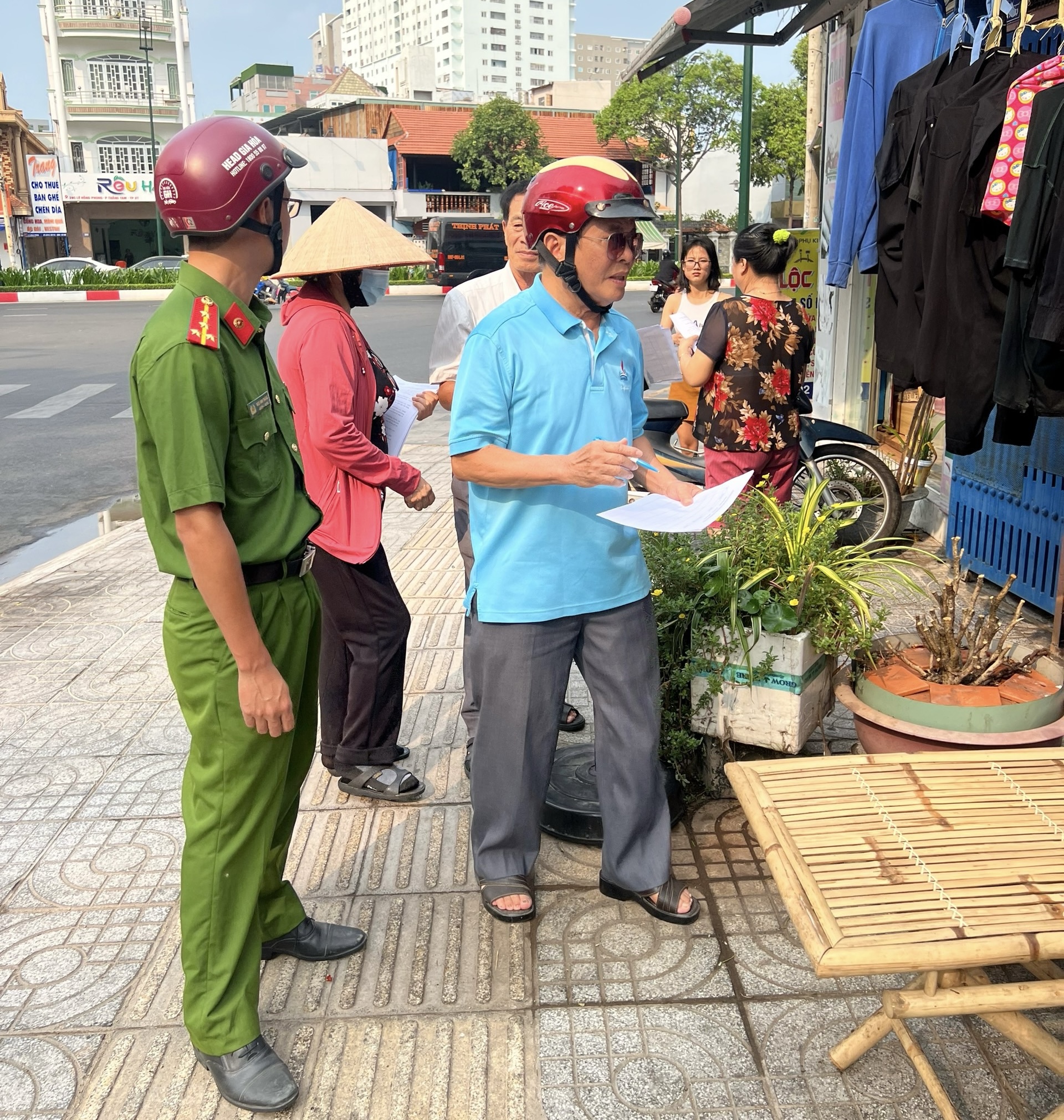 Hội CCB phường 8 (TP.Vũng Tàu) cùng các hội đoàn thể đi tuyên truyền, vận động nâng cao ý thức bảo vệ môi trường đến từng hộ dân.