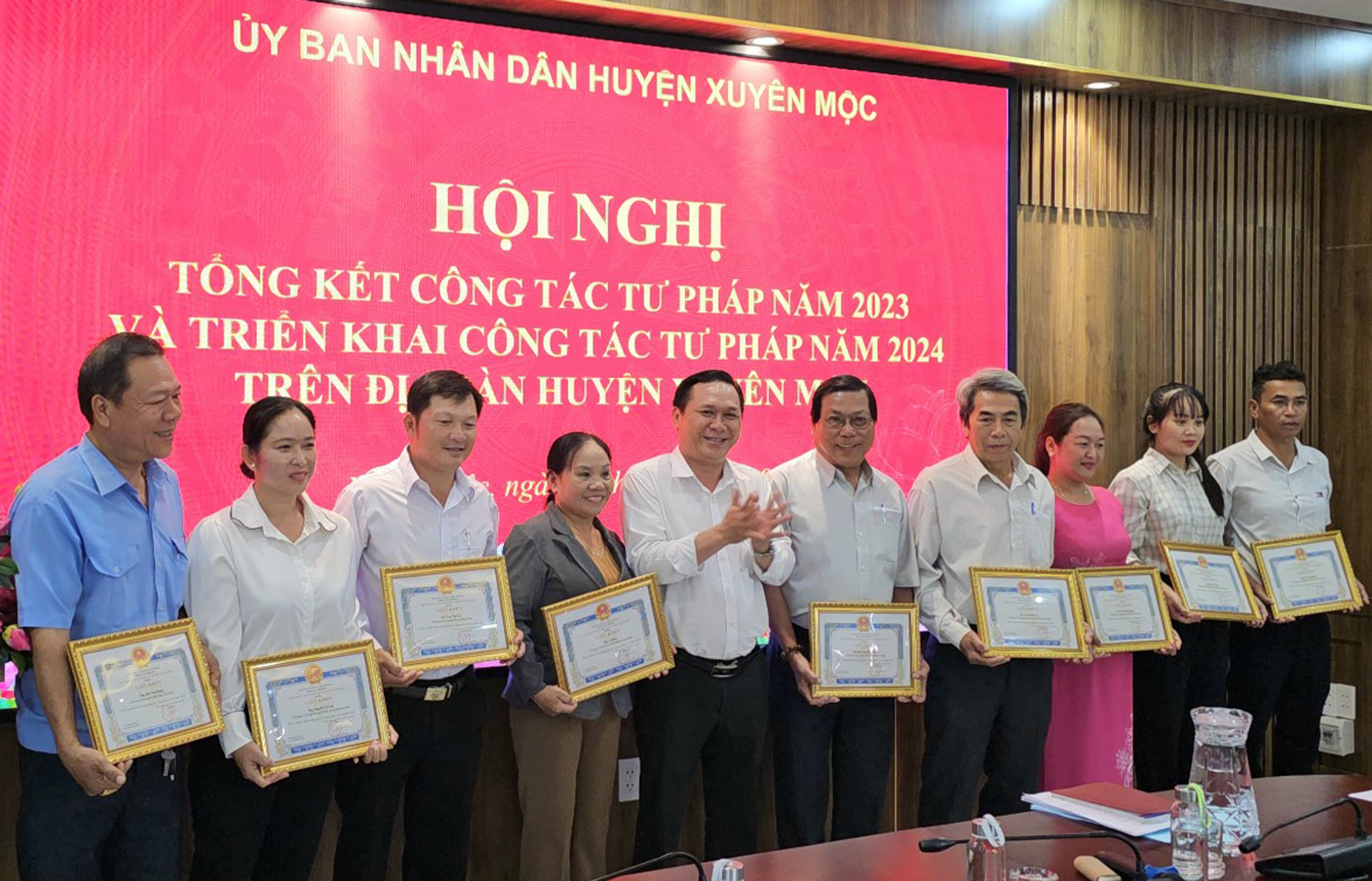 Lãnh đạo UBND huyện Xuyên Mộc tặng Giấy khen cho các tập thể, cá nhân  đã có thành tích xuất sắc trong công tác tuyên truyền phổ biến giáo dục  pháp luật, tư pháp, hòa giải cơ sở năm 2023.