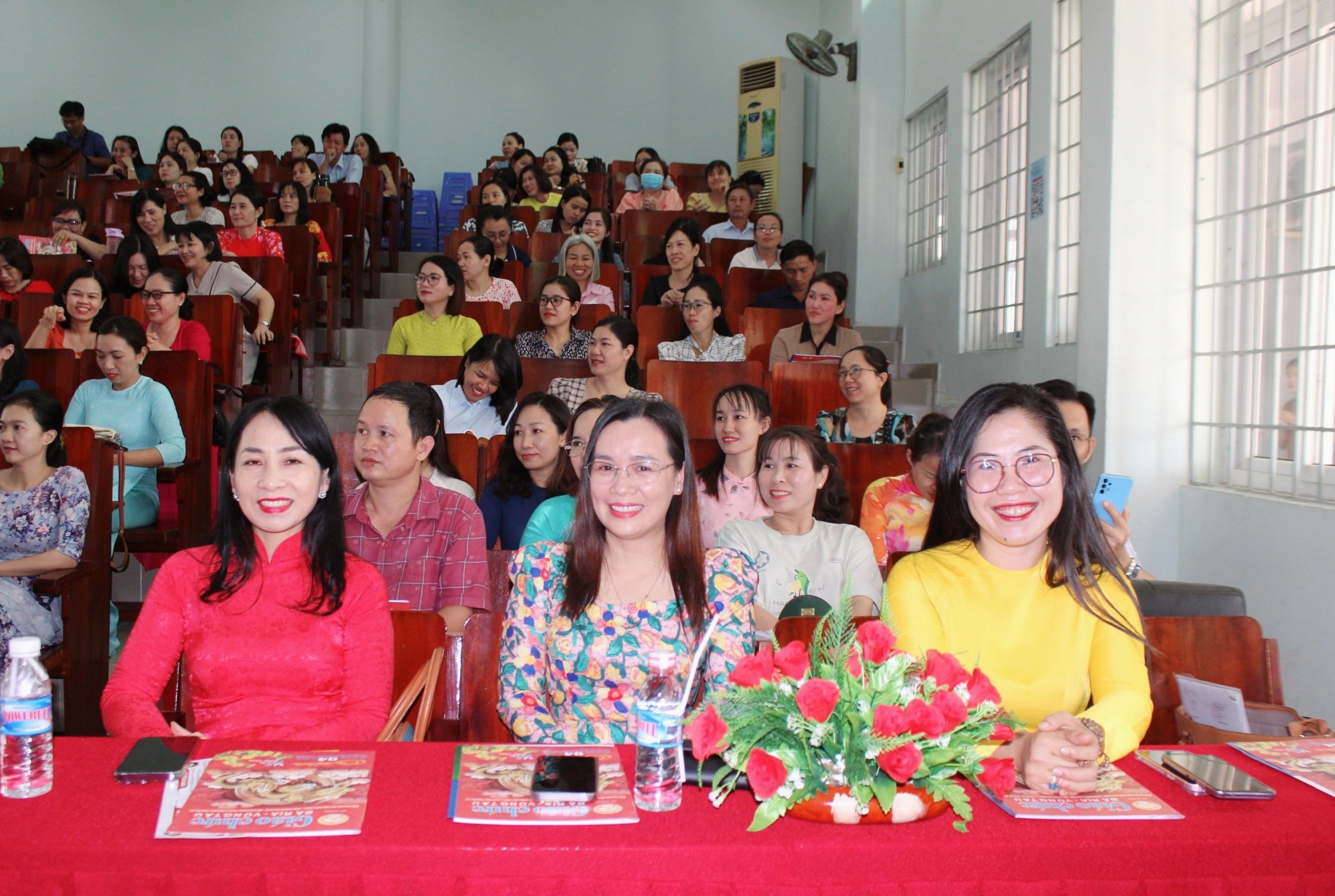 Các nữ cán bộ quản lý, công đoàn viên tham dự chương trình.