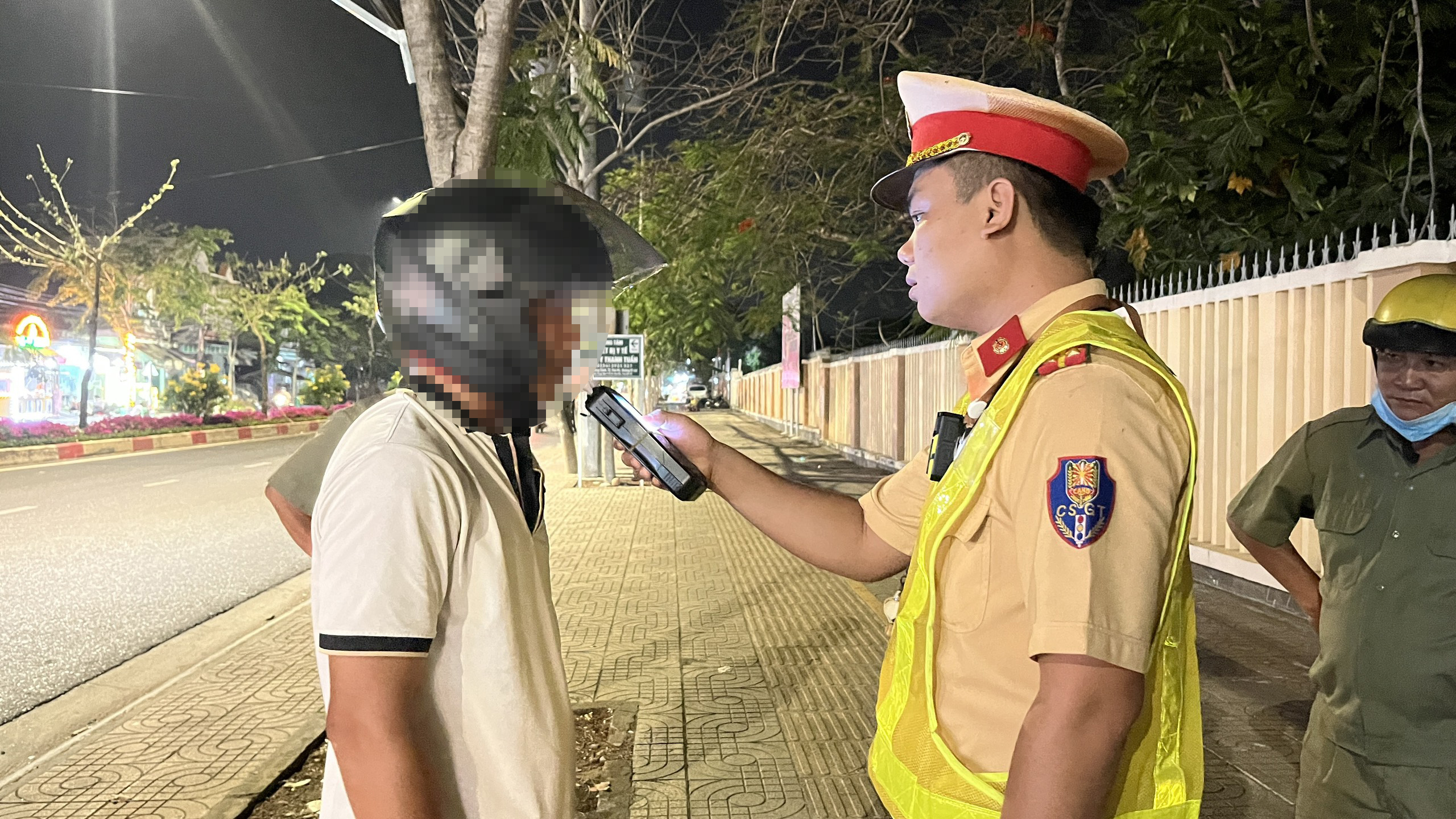 Tài xế L.T.V (SN 1987, quê Phú Yên) đo nồng độ cồn