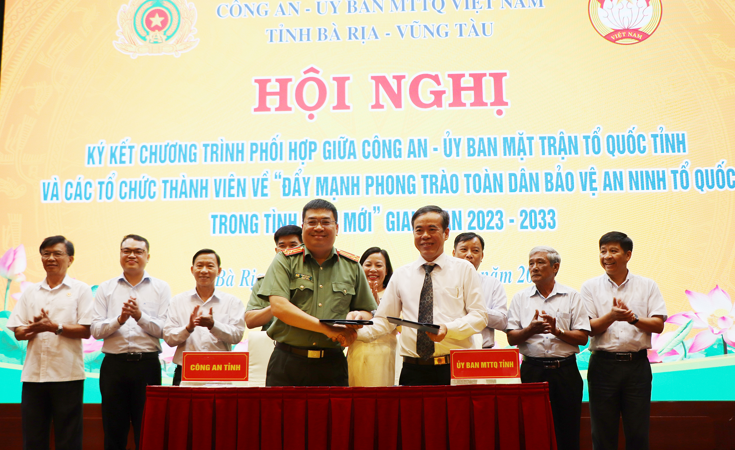 Thượng tá Lương Đức Minh, Phó Giám đốc Công an tỉnh và ông Huỳnh Minh, Phó Chủ tịch UBMTTQ Việt Nam tỉnh ký kết chương trình phối hợp.