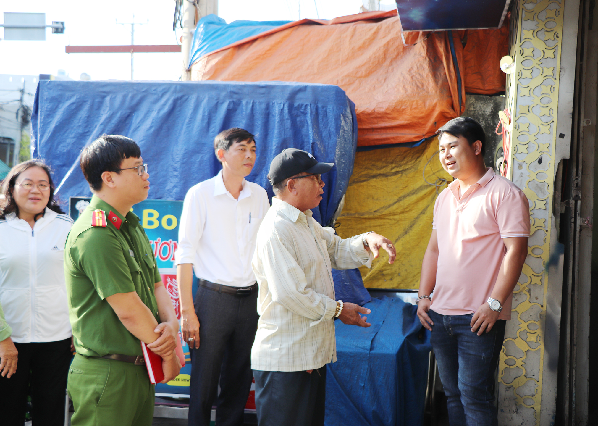 Việc phối hợp giữa công an và các lực lượng nhằm làm tốt hơn nữa phong trào giữ gìn ANTT tại địa phương. Trong ảnh: Công an TT.Long Hải, huyện Long Điền và các lực lượng tuyên truyền công tác PCCC, ANTT tới người dân.