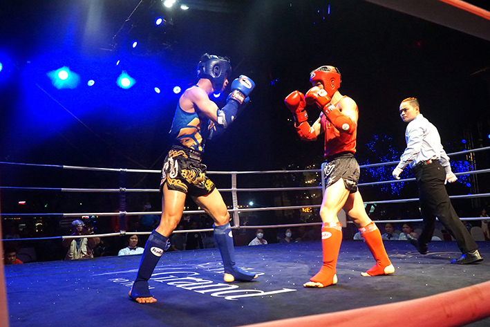 Võ đài của giải vô địch các CLB muay quốc gia nóng hơn khi được tổ chức ngoài trời.