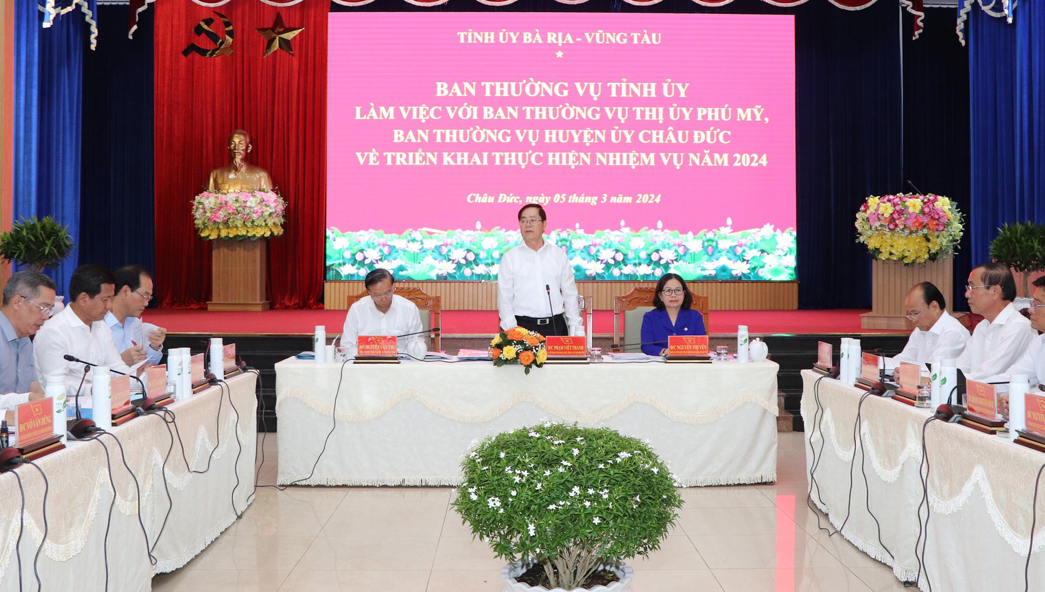 Ông Phạm Viết Thanh, Ủy viên Trung ương Đảng, Bí thư Tỉnh ủy, Chủ tịch HĐND tỉnh phát biểu chỉ đạo tại hội nghị.