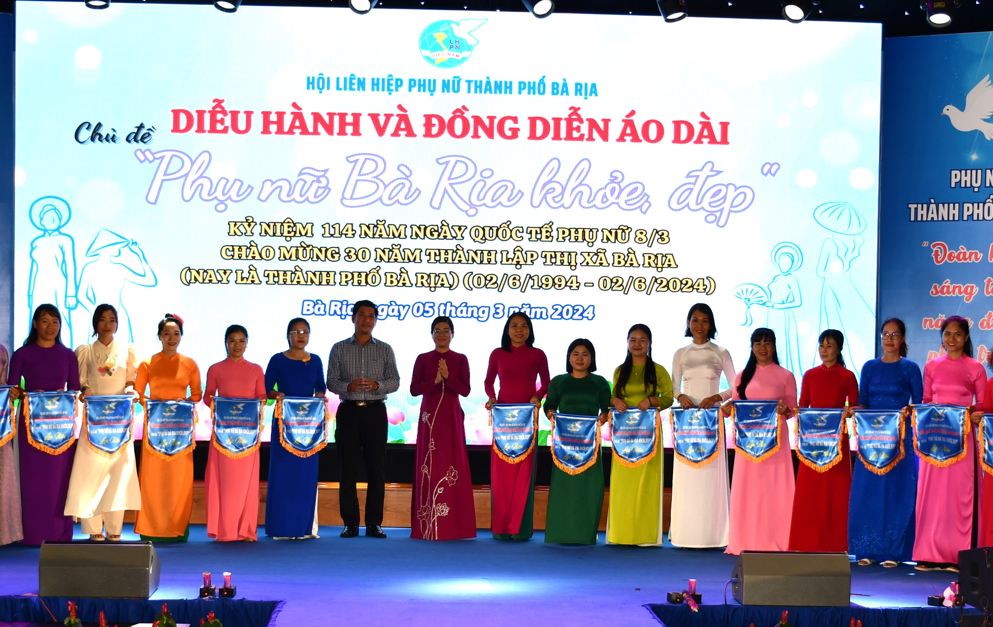 Lãnh đạp TP.Bà Rịa tặng Cờ lưu niệm cho các đội tham gia diễu hành và đồng diễn múa dân vũ với áo dài.