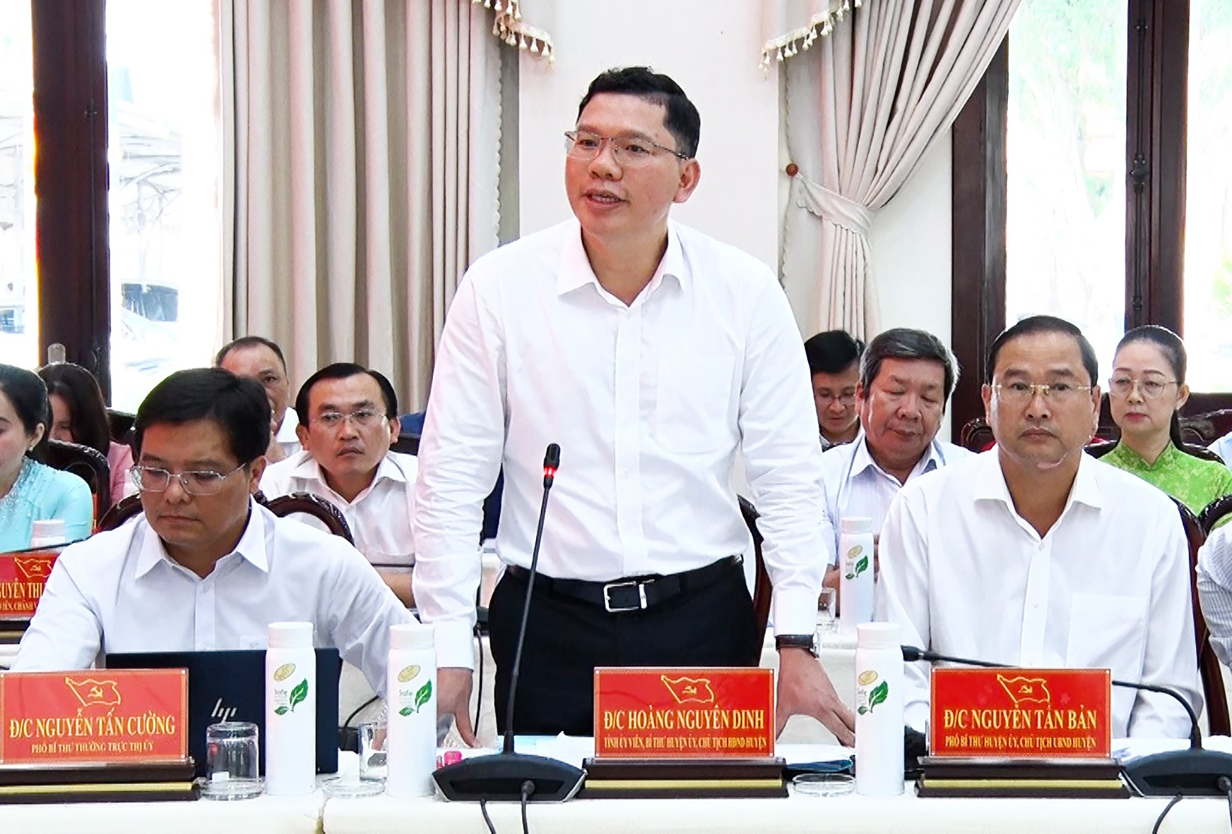 Ông Hoàng Nguyên Dinh, Bí thư Huyện ủy Châu Đức báo cáo tình hình triển khai thực hiện nhiệm vụ năm 2024.