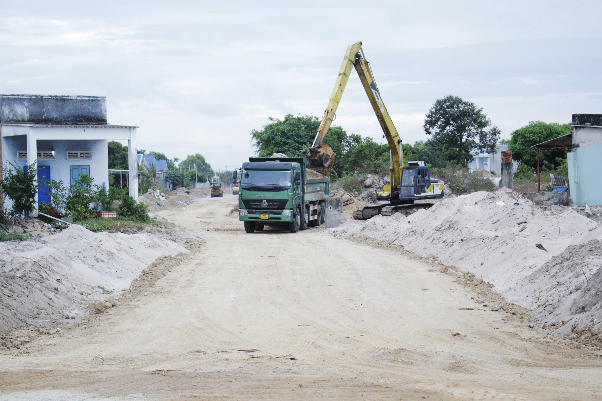 Thi công Tỉnh lộ 994 đoạn đi qua địa bàn huyện Đất Đỏ.