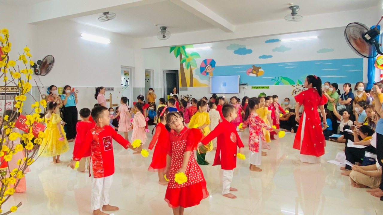 Các bé 5-6 tuổi hòa mình vào giai điệu chào xuân (hoạt động giáo dục Âm nhạc tích hợp đa văn hóa)
