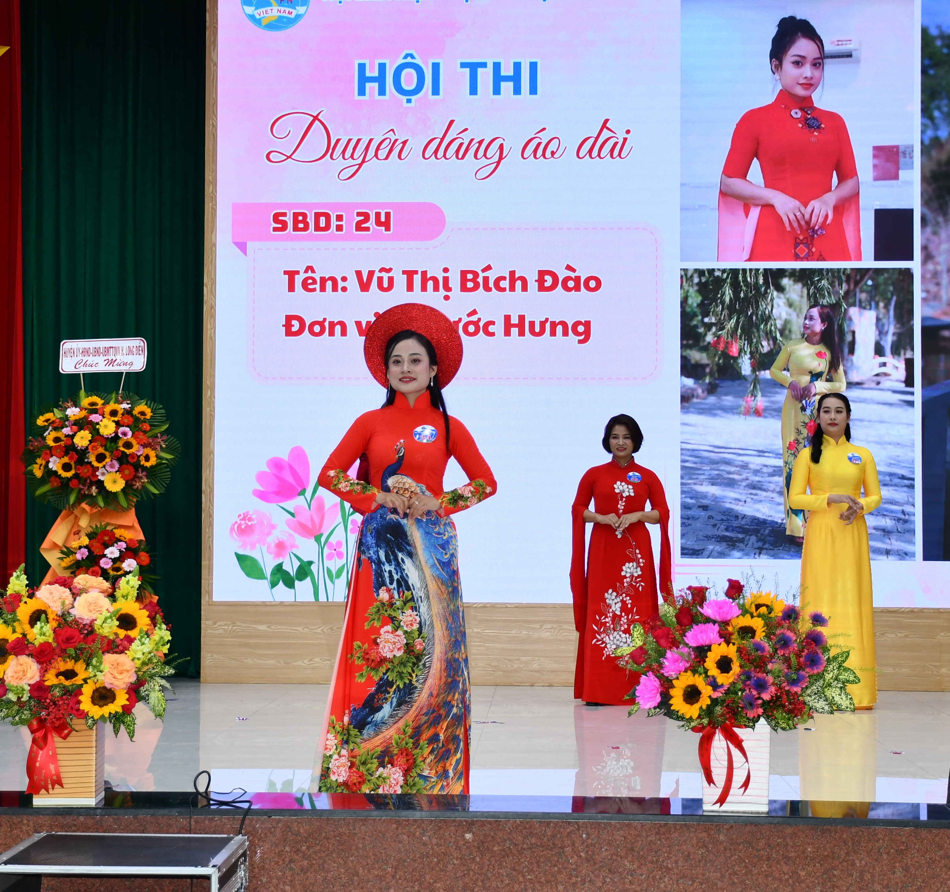 Thí sinh thi trình diễn áo dài truyền thống.