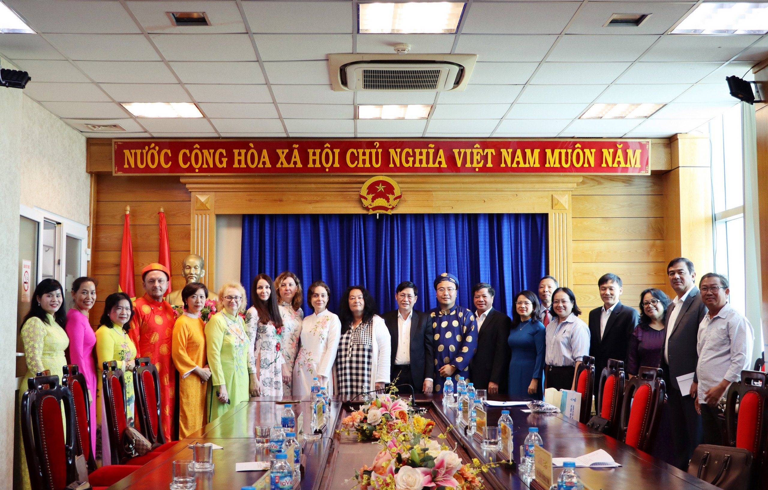 Các đại biểu chụp hình lưu niệm sau buổi tiếp.