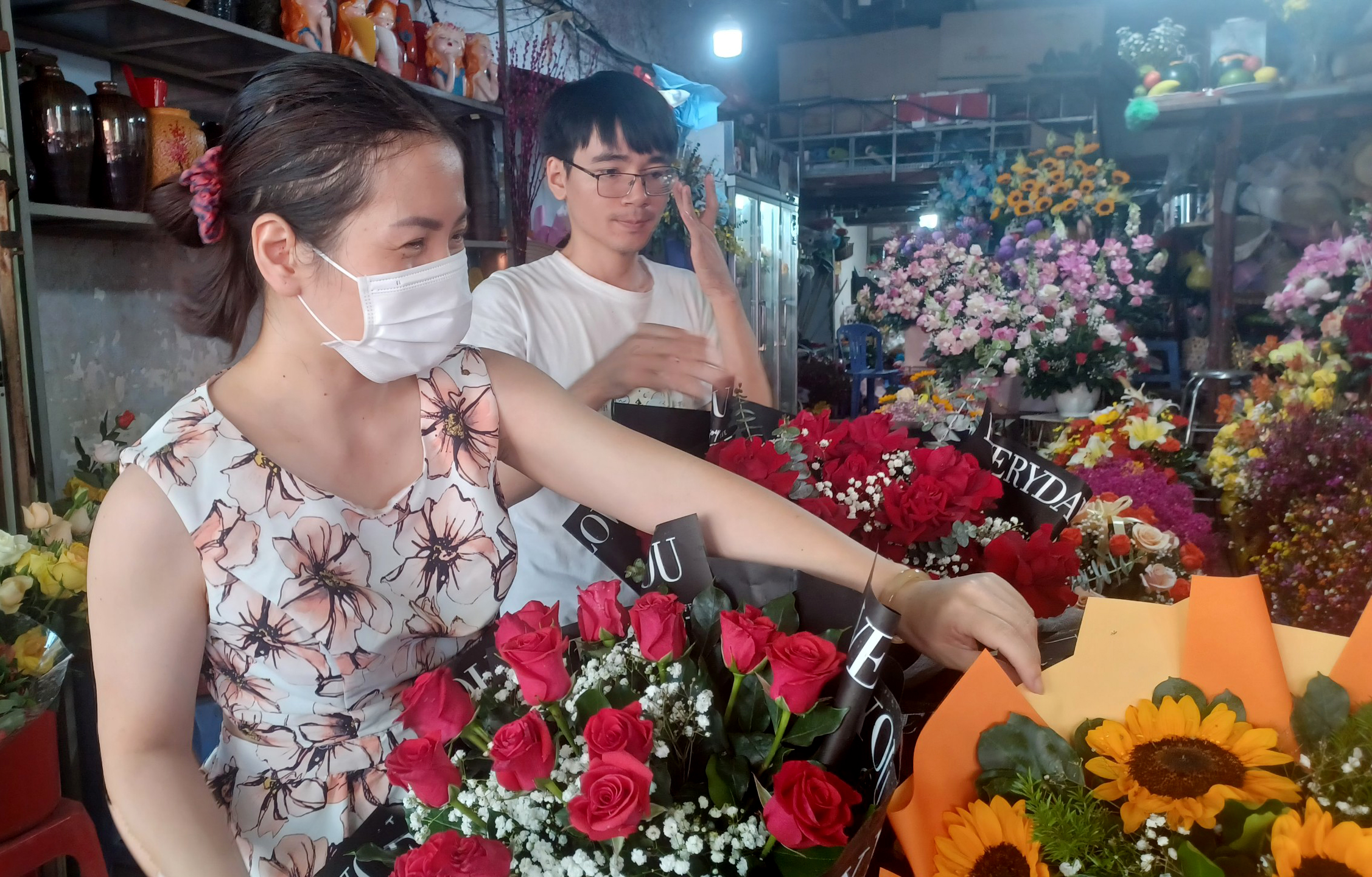 Khách hàng chọn mua hoa trên đường Nguyễn Văn Trỗi (TP.Vũng Tàu).