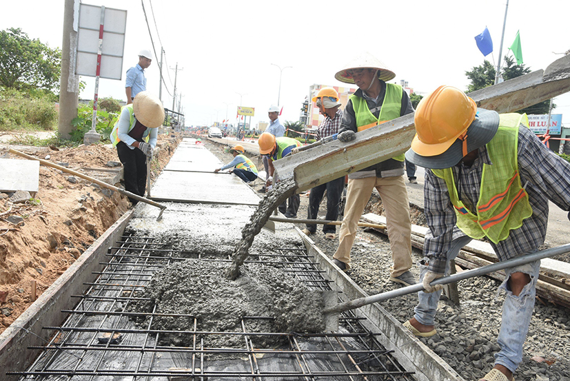 Công nhân thi công cống thoát nước tại gói thầu số 19 (đoạn 2) dự án đường ĐT994, đoạn qua TT.Long Hải, huyện Long Điền. Ảnh: NHẬT LINH