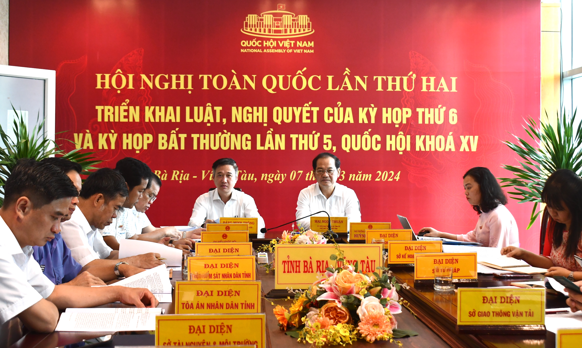 Phó Chủ tịch HĐND tỉnh Mai Ngọc Thuận; Phó Chủ tịch UBND tỉnh Đặng Minh Thông cùng đại diện lãnh đạo sở, ban, ngành tỉnh tham dự tại điểm cầu tỉnh Bà Rịa - Vũng Tàu.