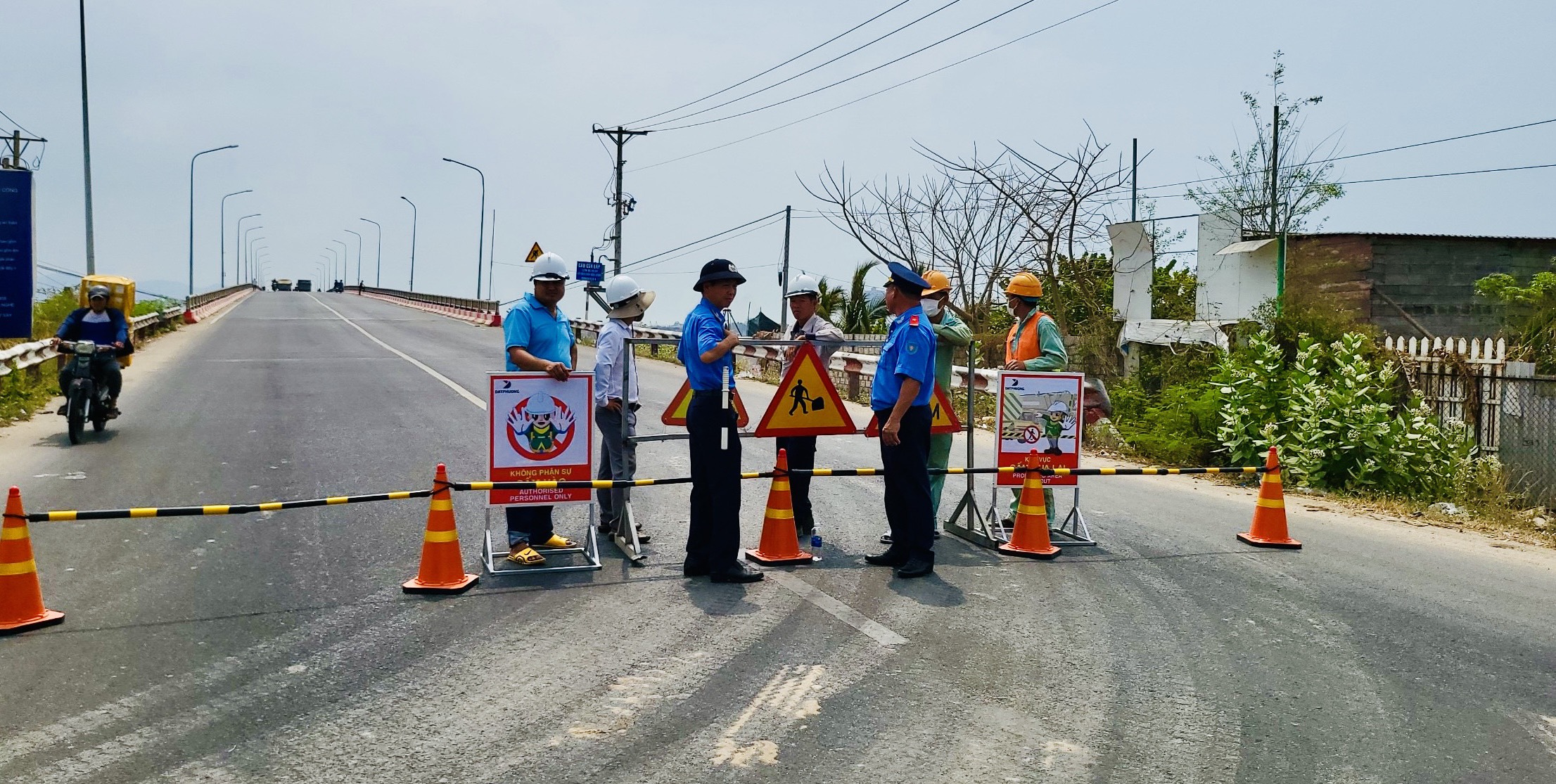  Lực lượng chức năng rào để ngăn xe lên cầu trong thời gian cấm đường