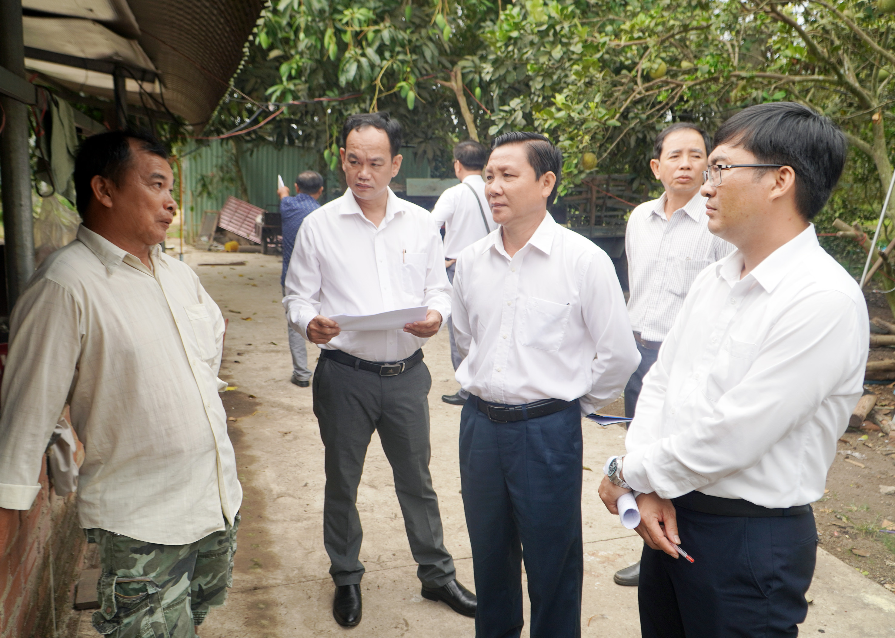 Đoàn giám sát ghi nhận hiệu quả của dự án đường nông thôn mang lại tại gia đình ông Hồng Túng Sình, dân tộc Hoa, xã Sông Xoài.