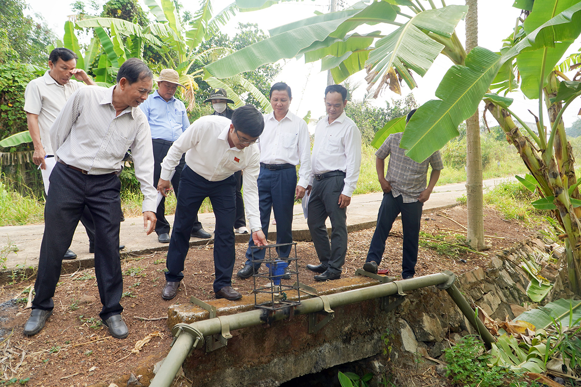 Đoàn giám sát HĐND tỉnh khảo sát tại một dự án  nước sạch phục vụ đồng bào dân tộc thiểu số tại xã Sông Xoài.