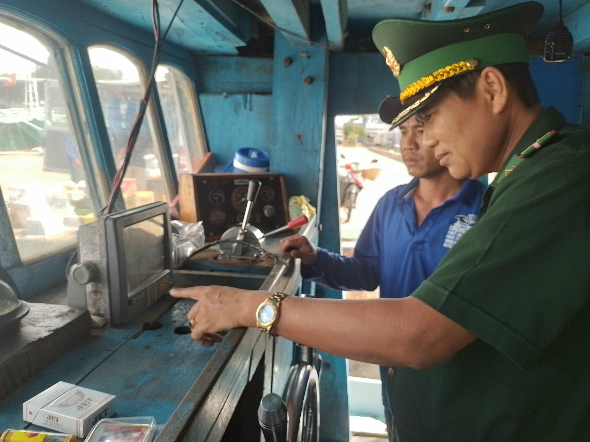 Cán bộ Trạm Biên phòng Cửa khẩu Cảng Vũng Tàu kiểm tra máy giám sát hành trình tàu cá tại cảng Cát Lở (TP.Vũng Tàu)