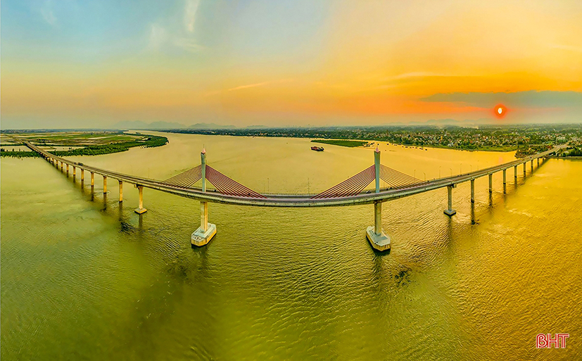 Cầu Cửa Hội vắt qua sông Lam giữa đôi bờ Nghệ - Tĩnh. Ảnh: Báo Hà Tĩnh