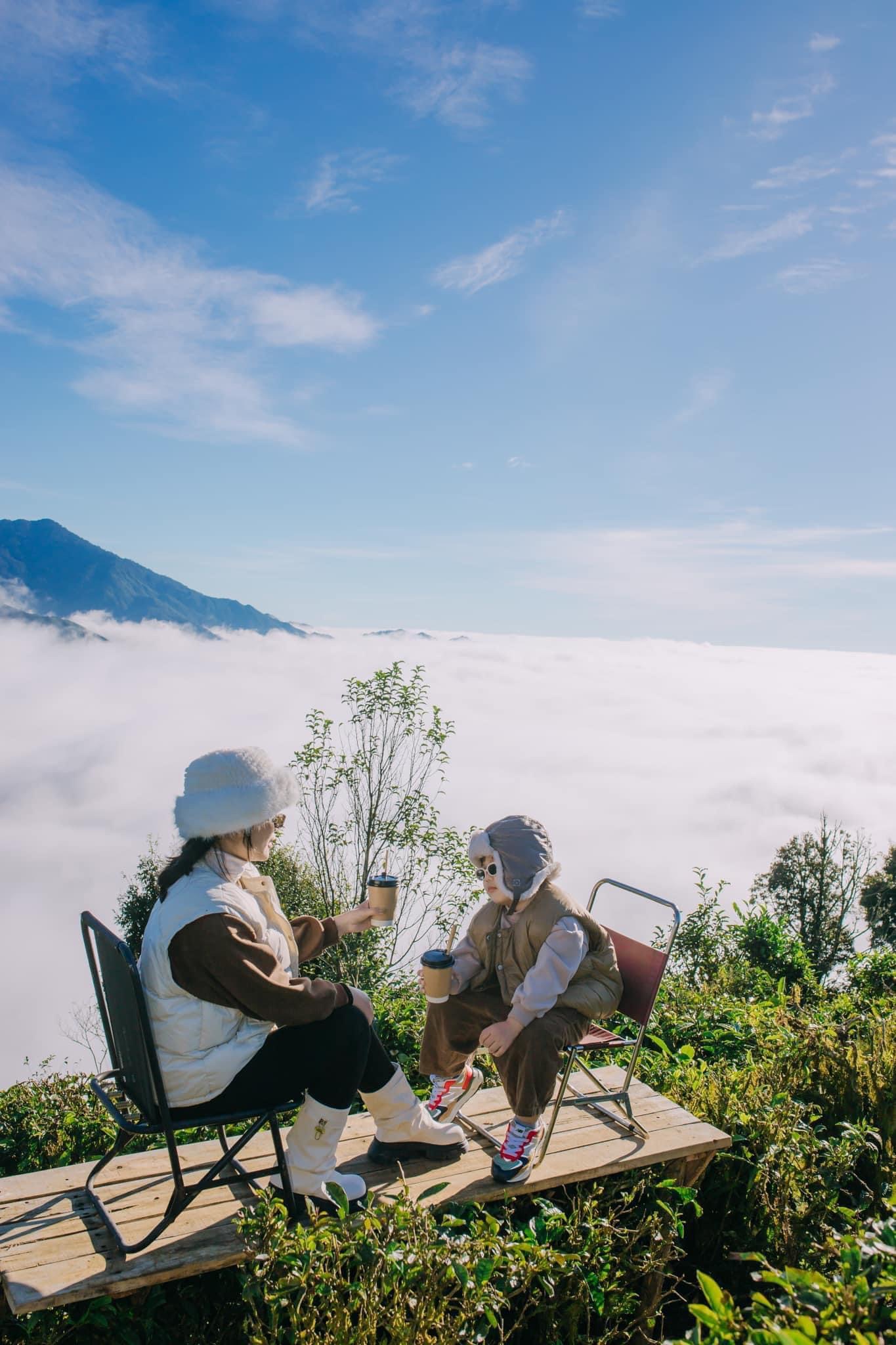 Uống cà phê, ngắm mây trên đỉnh Tà Xùa.