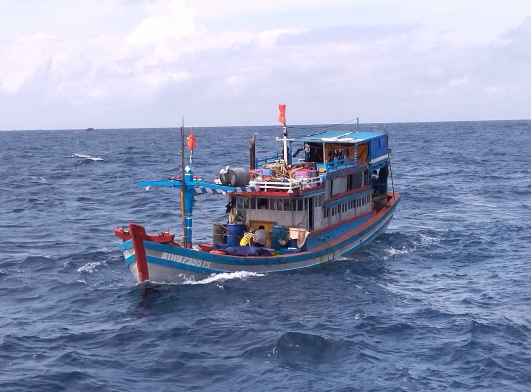 Tàu cá BTh97355 tiếp cận nhà giàn DK1/7 xin hỗ trợ cấp cứu  ngư dân bị nạn.