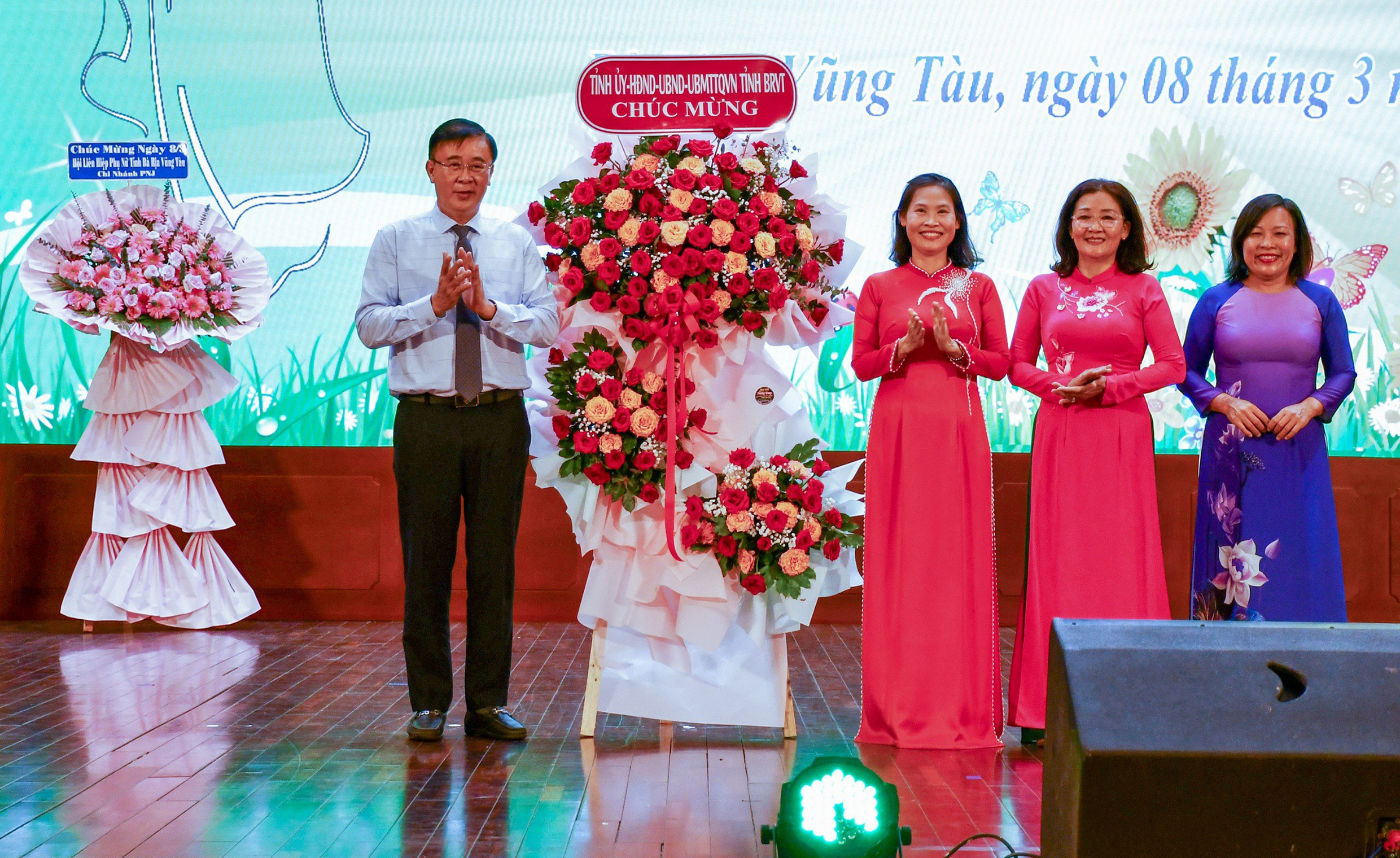 Ông Huỳnh Văn Danh, Trưởng Ban Dân vận Tỉnh ủy đến dự và tặng lẵng hoa của Tỉnh ủy, HĐND, UBND, UBMTTQ Việt Nam tỉnh cho Hội LHPN tỉnh. Ảnh: TUỆ LÂM