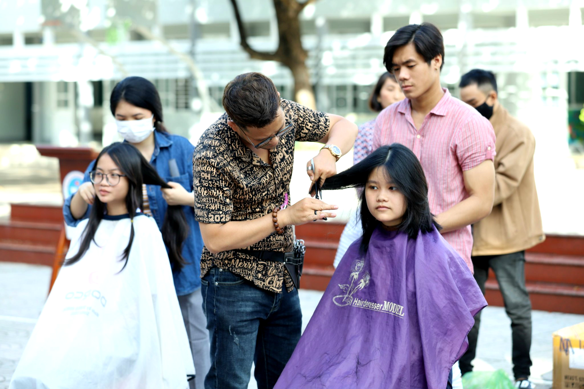 Tại ngày hội hiến tóc, CLB Cắt tóc thu gom tóc hiến của các bạn học sinh, thanh thiếu nhi.