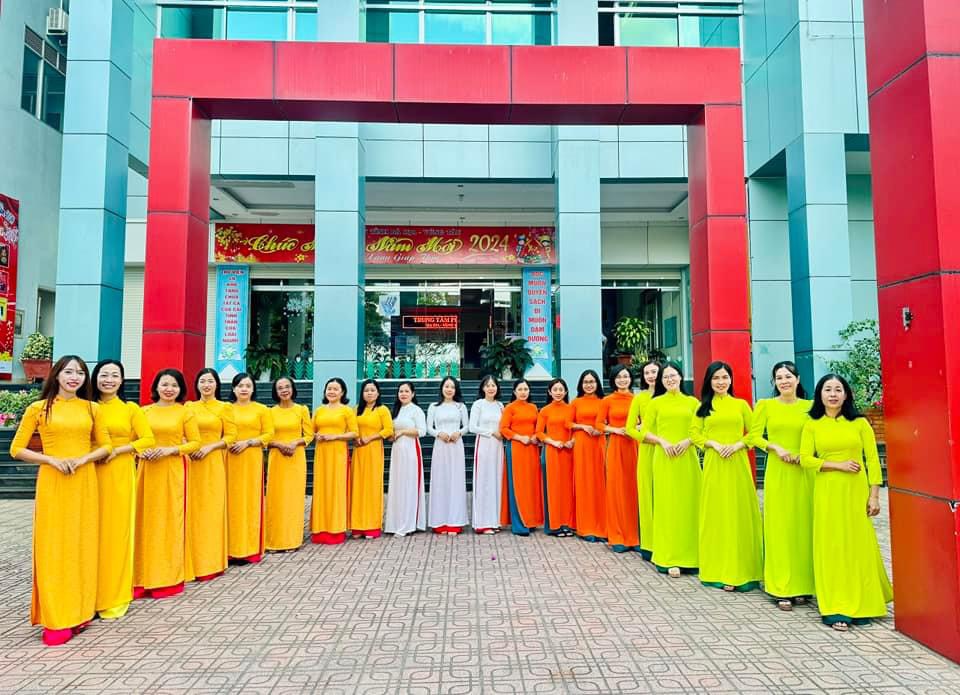 Cán bộ, công chức Thư viện tỉnh hưởng ứng Tuần lễ áo dài.