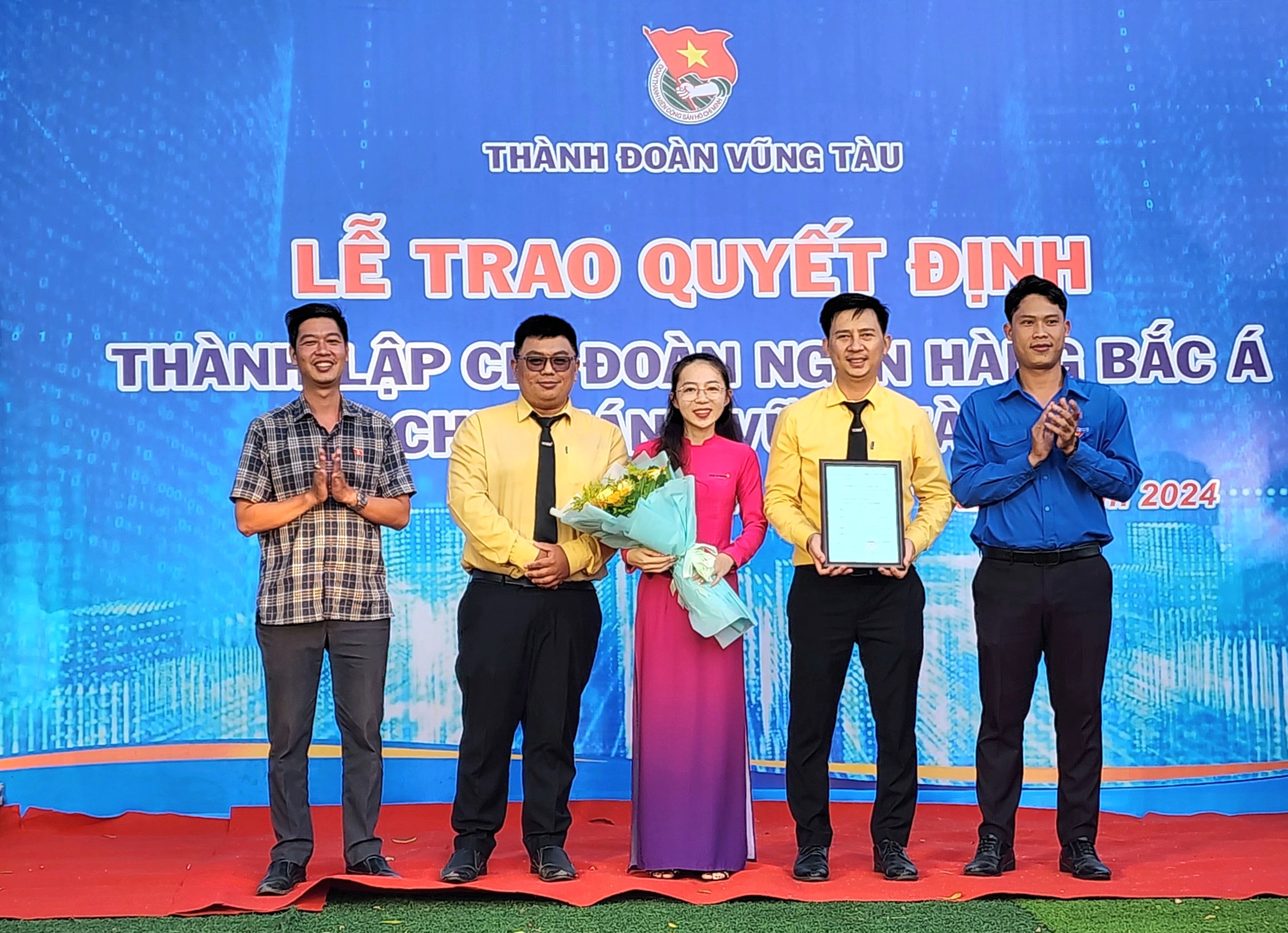 Thành Đoàn Vũng Tàu, lãnh đạo TP.Vũng Tàu trao Quyết định thành lập Chi đoàn cơ sở Ngân hàng Thương Mại CP Bắc Á- Chi Nhánh Vũng Tàu.