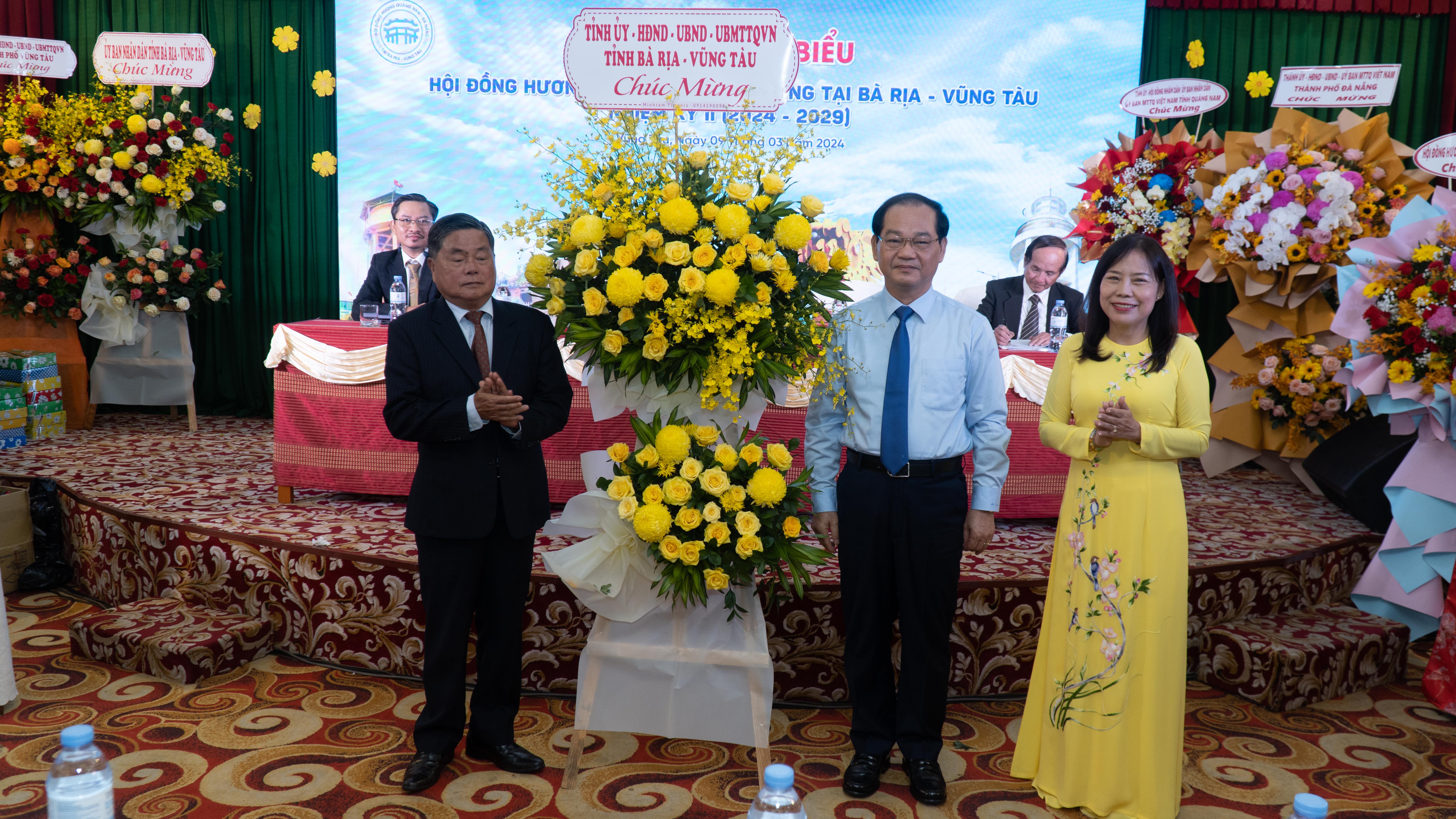 Ông Mai Ngọc Thuận, Ủy viên Ban Thường vụ Tỉnh ủy, Phó Chủ tịch HĐND tỉnh tặng hoa chúc mừng đại hội.