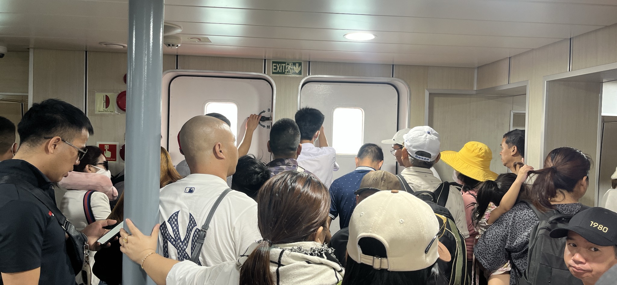 Hành khách xếp hàng tìm chỗ ngồi