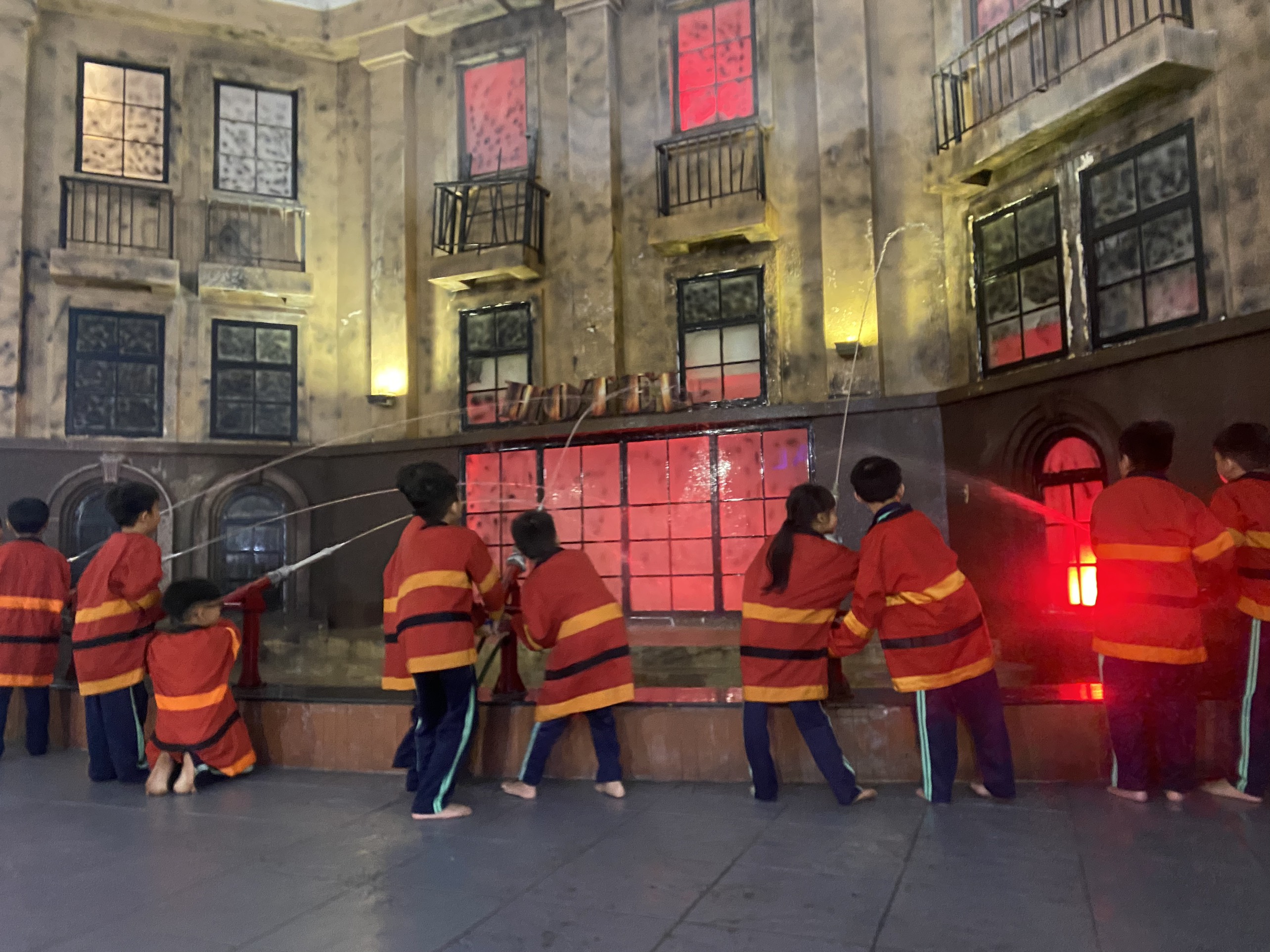 Chúng em là lính cứu hỏa.