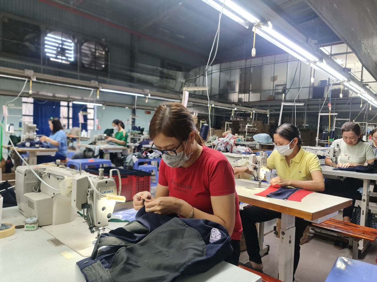 Công nhân Công ty TNHH RO UNIFORMS (KCN Đông Xuyên, TP.Vũng Tàu) trong giờ làm việc.