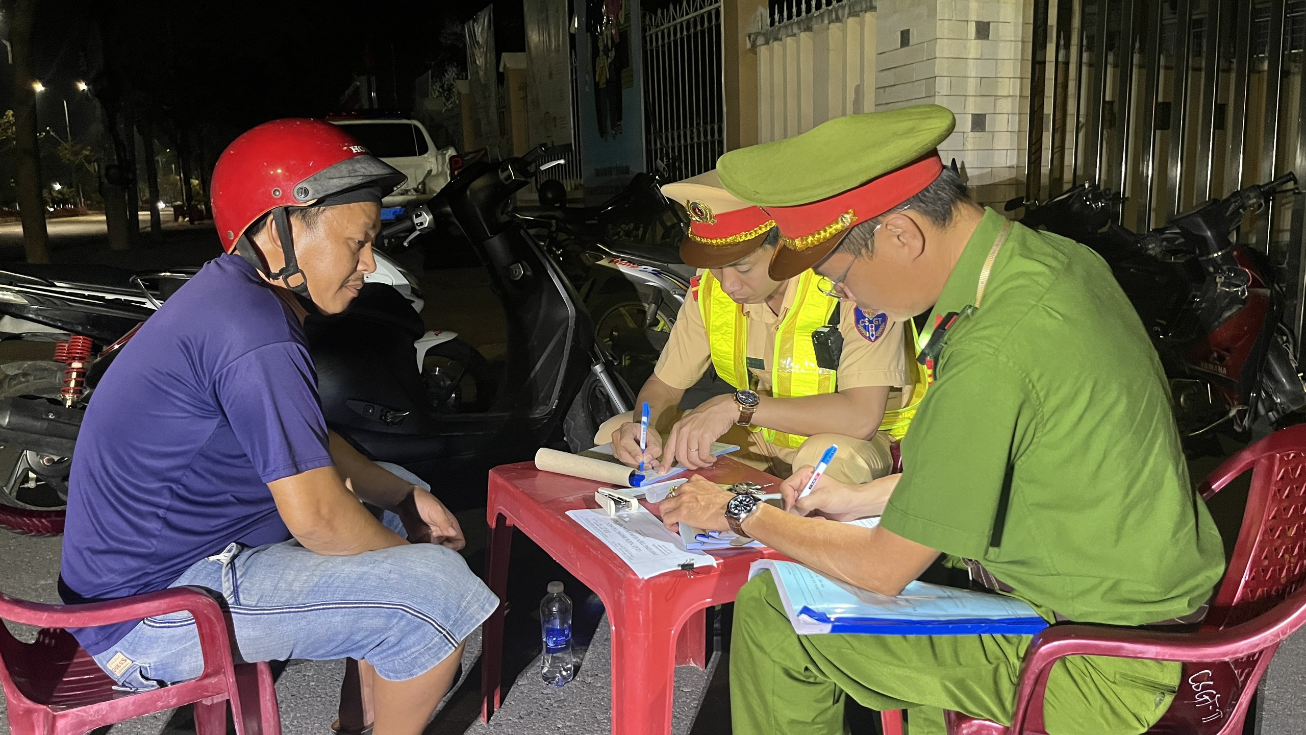 Tài xế N.V.T (SN 1974, ngụ TP.Bà Rịa) bị lực lượng CSGT lập biên bản vi phạm nồng độ cồn tại TX.Phú Mỹ.