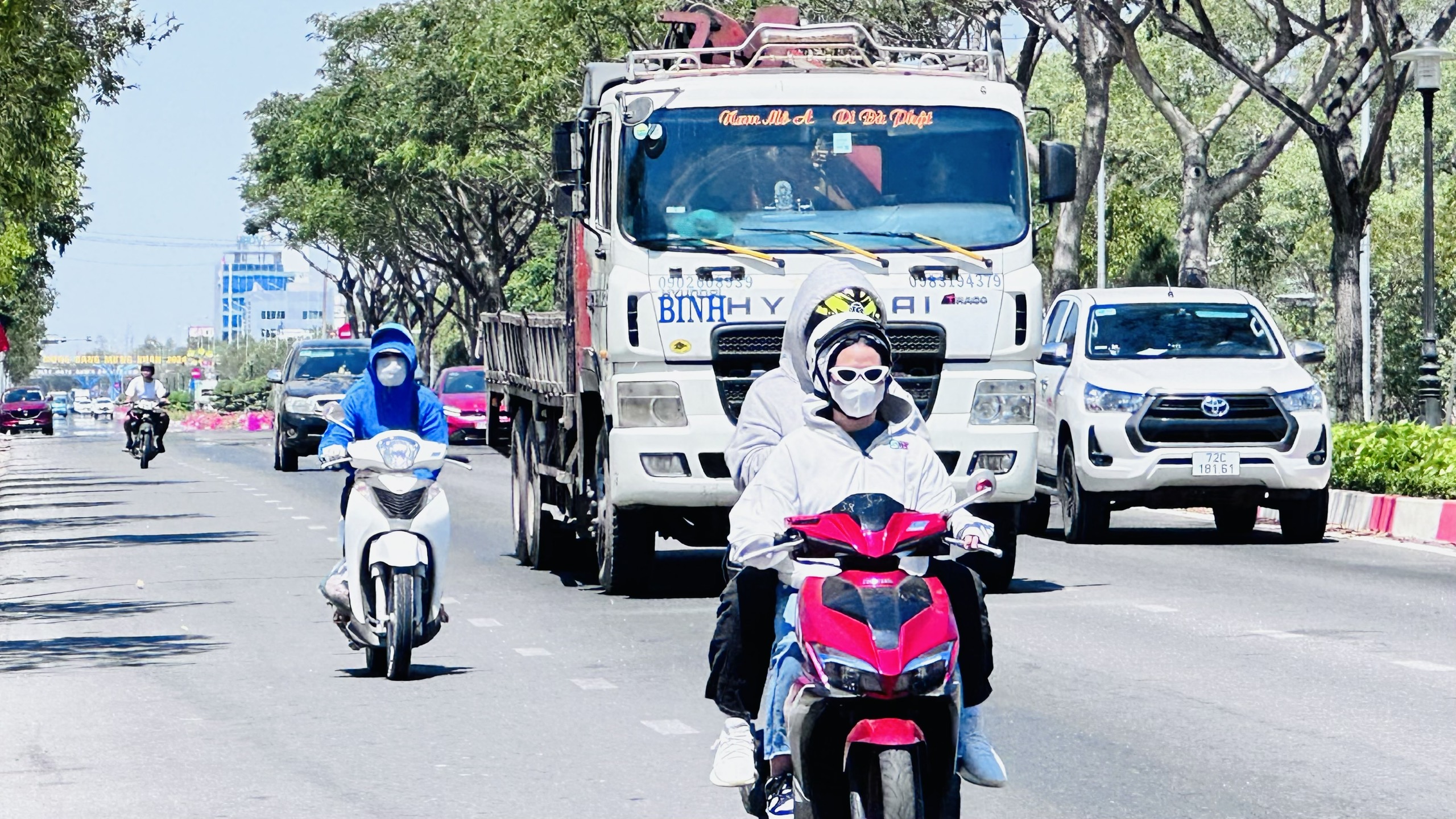 Khi làm việc ngoài trời và đi ra ngoài khi trời nắng nóng, người dân nên sử dụng phương tiện bảo hộ cá nhân phù hợp.