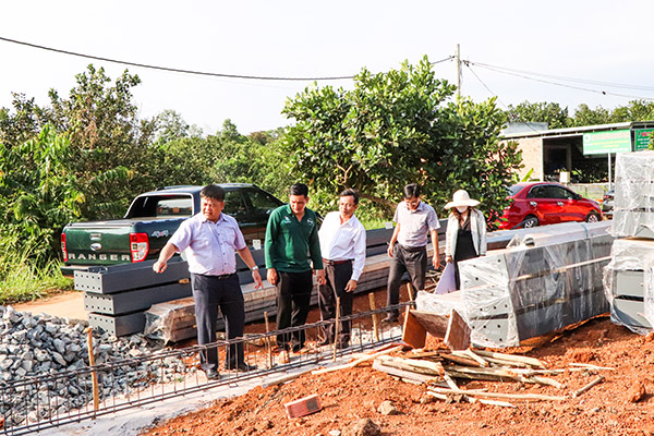 Ông Vũ Ngọc Đăng (bên trái), Chi cục trưởng Chi cục Phát triển nông thôn tỉnh kiểm tra vật tư bàn giao, hỗ trợ HTX Bưởi da xanh Hắc Dịch.