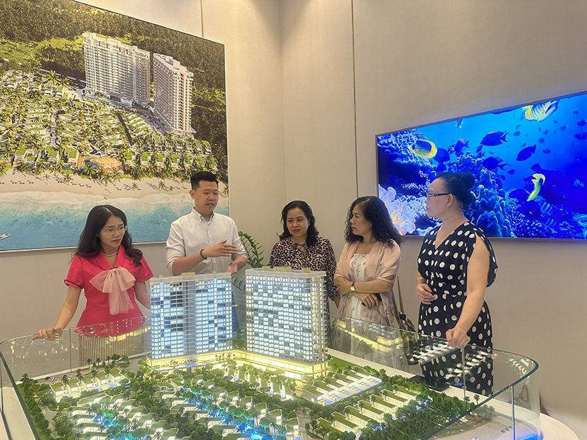 Từ hội nghị, nhiều DN kỳ vọng các dự án BĐS sẽ được gỡ vướng. Trong ảnh: Khách hàng tìm hiểu về dự án Ixora Hồ Tràm.