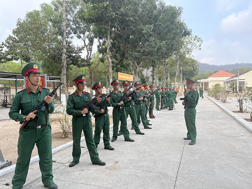 Sau khi tập thể dục buổi sáng, vệ sinh cá nhân và ăn sáng, đúng 7h, tân binh có mặt ở thao trường để tham gia huấn luyện. Trong ảnh: Các chiến sĩ mới tại Trung đoàn Minh Đạm được hướng dẫn cách cầm súng.
