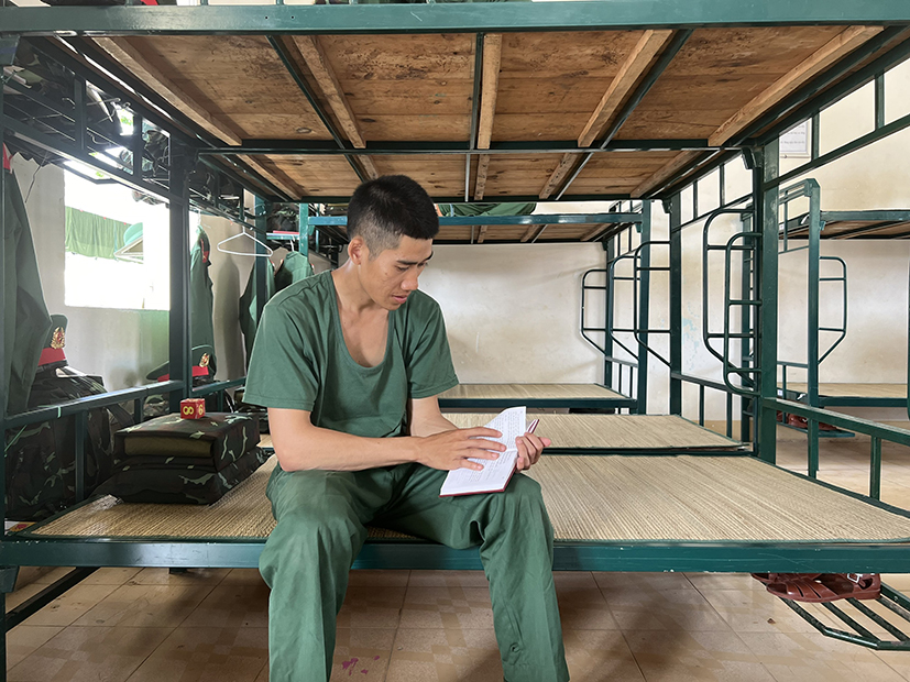 Tranh thủ giờ giải lao buổi trưa, chiến sĩ mới Trần Minh Phát, Tiểu đội 26 tranh thủ đọc 10 điều lệnh về danh dự của quân nhân.