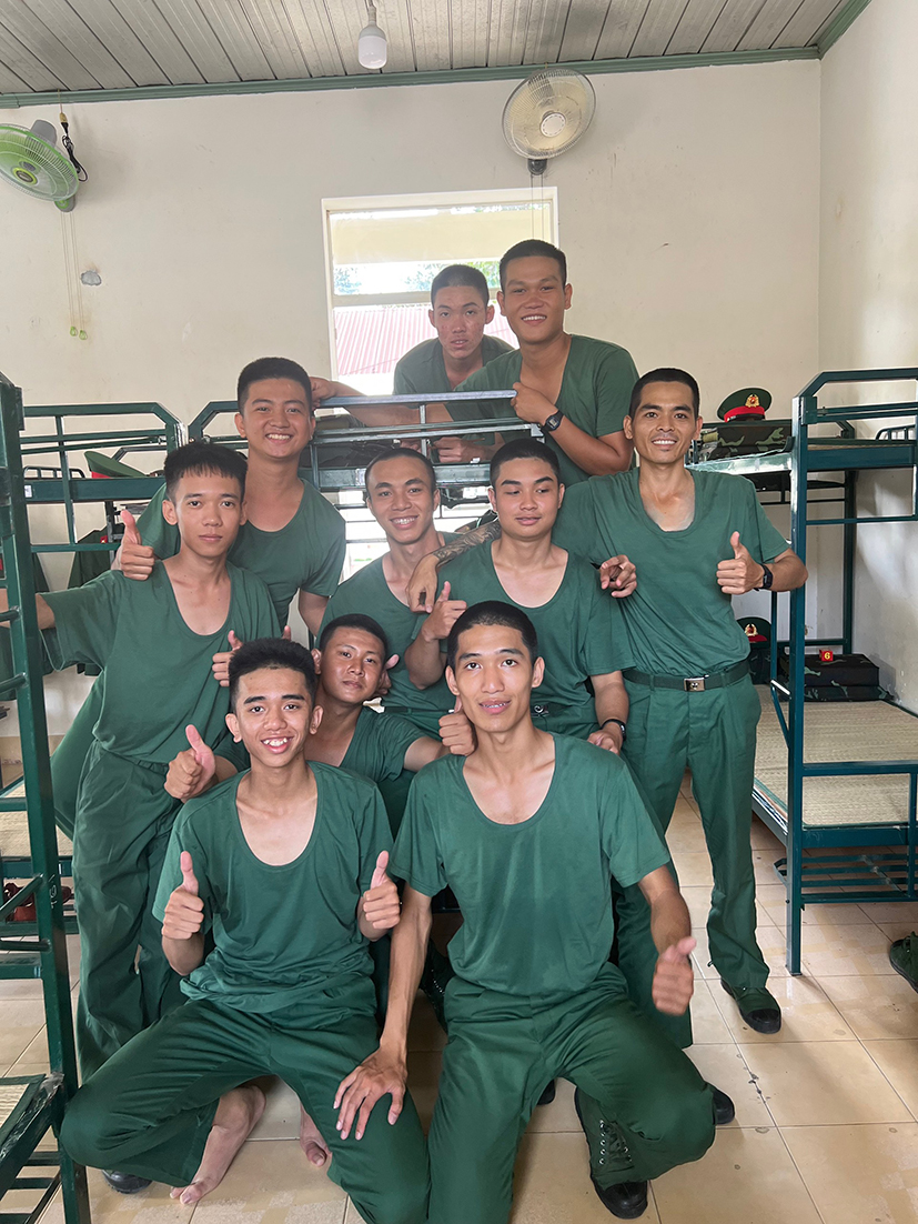 Môi trường quân đội tính kỷ luật cao, lạ lẫm, nhưng chiến sĩ mới vẫn giữ được tinh thần lạc quan, vui vẻ và quyết tâm hoàn thành nhiệm vụ.