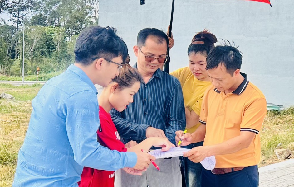 Với sự chỉ đạo quyết liệt của Chính phủ, thị trường BĐS được kỳ vọng sẽ khởi sắc. Trong ảnh: Chủ đầu tư và khách hàng tìm hiểu thông tin khu dân cư Tam Phước (huyện Long Điền).