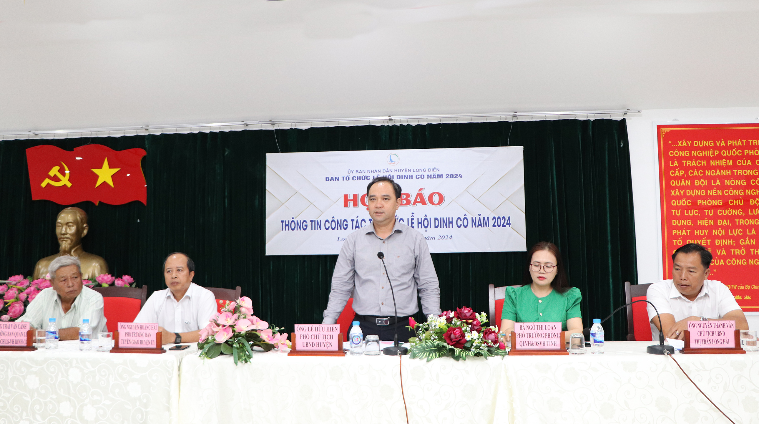 Phó Chủ tịch UBND huyện Long Điền Lê Hữu Hiền chủ trì buổi họp báo.