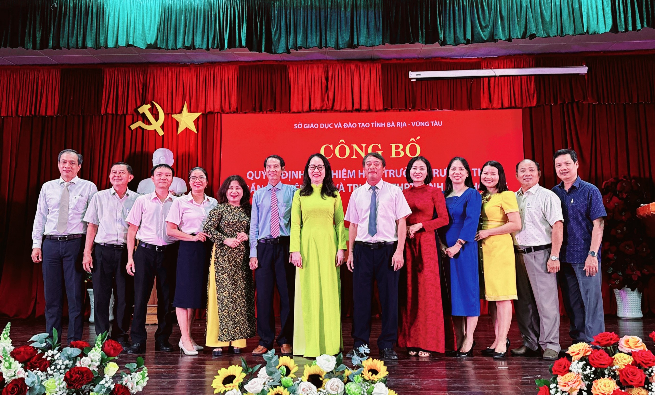 Các đại biểu tham dự lễ công bố quyết định.